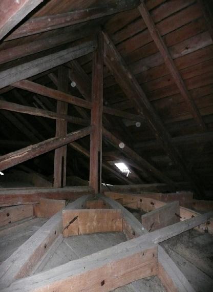 Obr. 12: Dřevěná trámová konstrukce krovu a bednění klenby kostela 2.