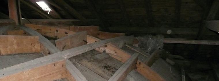 nečistot (sláma, prach, zbytky asfaltové lepenky, eternitových tašek, zbytků dřeva, ) z důvodu zamezení možnosti