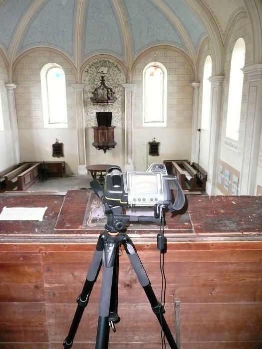Z grafu 1 vývoje teploty uvnitř bednění klenby kostela, která musela být speciálně pro tento typ stavby sledována, vyplývá rozdíl v přehřívání vrcholu klenby (termočlánek 18