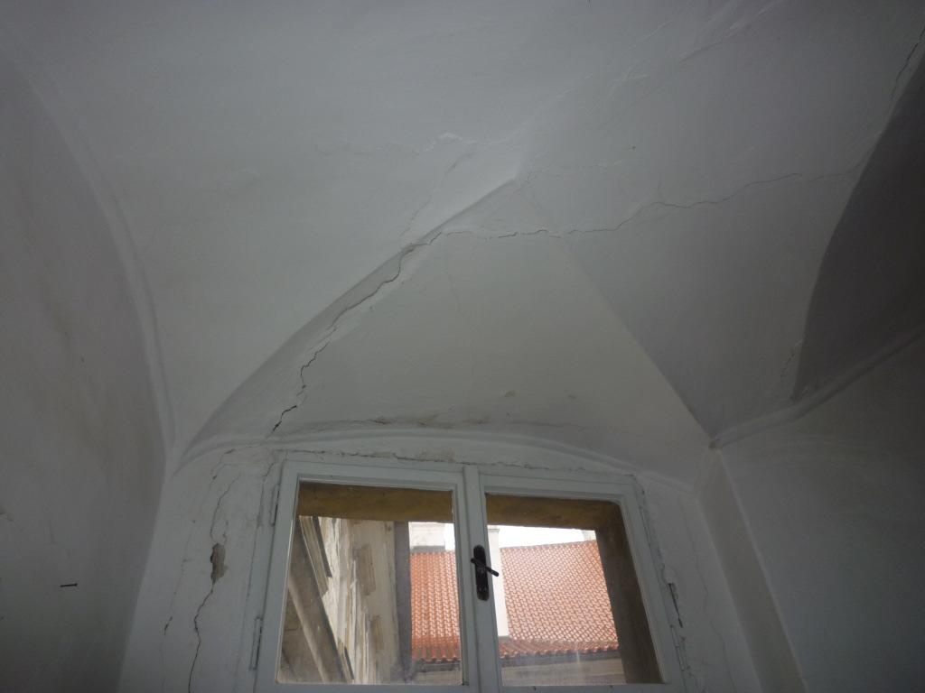 Foto 14 schéma opravy trhliny v klenbě ve 2.