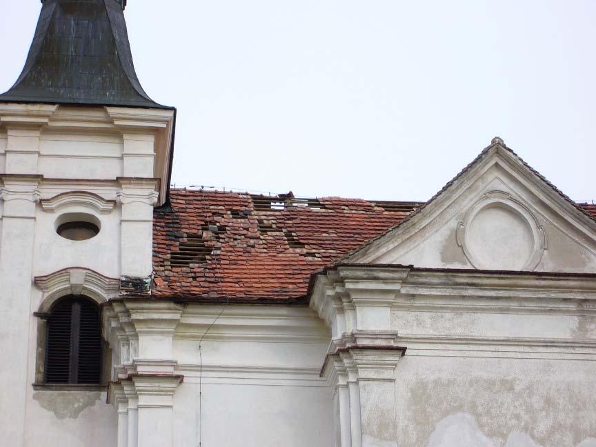 - vady snižující bezpečnost užívání (chybějící části konstrukcí, poškozená zábradlí a parapetní zdi, balustrády apod.