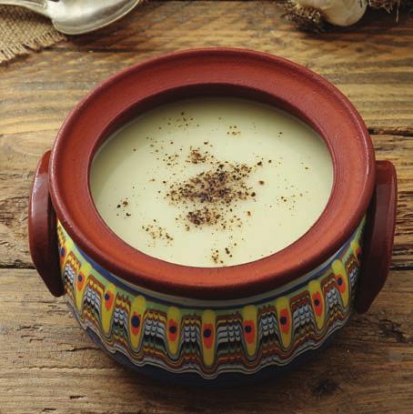 Netradiční česneková raw polévka 5 stroužků česneku čerstvá pažitka 2 polévkové lžíce extra panenského 500 ml mandlového mléka himalájská sůl olivového oleje 1 citron pepř Mandlové mléko nalijte do