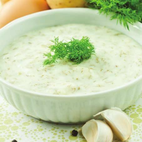 RAW Kulajda 100 g slunečnicových semínek 5 čerstvých žampionů kopr 2 cibule 1 lžíce extra panenského olivového oleje sůl a pepř 1 avokádo sojová omáčka 1 mrkev Slunečnicová semínka namočte alespoň na