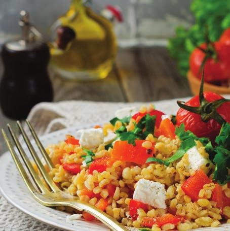Bulgur se sušenými houbami 150 g bulguru 50 g sušených rajčat čerstvé bylinky 100 g sušených hřibů 1 stroužek česneku sůl 1 velká šalotka sýr na posypání pepř Nejprve si v hrnci uvařte bulgur.