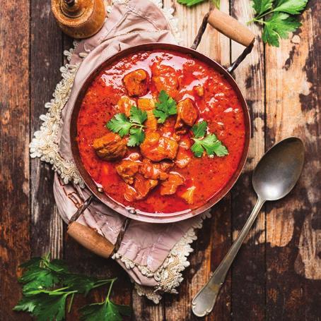 Cuketový guláš 4 cukety 2 červené papriky sůl, pepř, mletá sladká paprika, 3 rajčata 4 brambory majoránka 1 cibule 2 stroužky česneku Cibuli oloupejte a nakrájejte na drobné kostičky.
