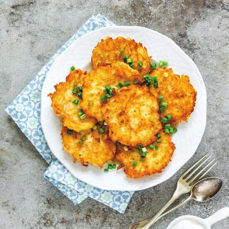 Patizonové placičky 1 patizon česnek pepř 4 vejce majoránka 100 g celozrnné špaldové mouky sůl Patizon oloupejte, rozkrojte a vyndejte semínka. Očištěný patizon nastrouhejte.
