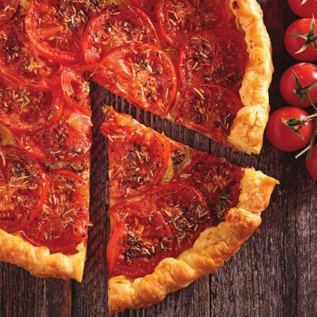 Rajčatový quiche 200 g špaldové mouky 500 g rajčat 2 x ricotta 100 g másla 1 x mozzarella sůl 3 vejce 100 g parmské šunky pepř Ze špaldové mouky, másla a 1 vejce vypracujte hladké těsto, které