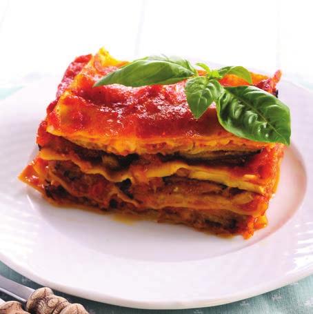Raw cuketové lasagne 3 velké cukety 70 g sušených rajčat 3 stroužky česneku 1 lžíce čerstvého droždí 50 g čerstvé bazalky 4 rajčata 80 g baby špenátu 20 g slunečnicových semínek 2 cukety nakrájejte