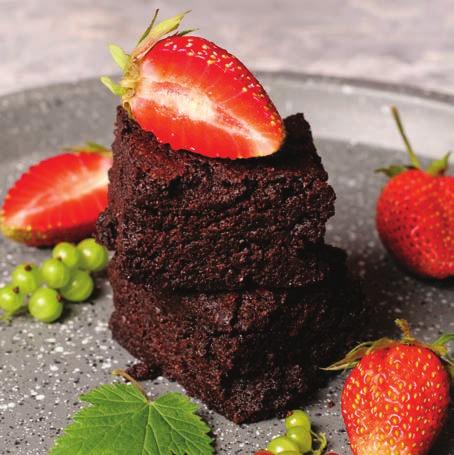 Čokoládové Brownies z fazolí a červené řepy 250 g uvařených bílých fazolí 50 g ovesných vloček 1 čajová lžička prášku do pečiva 2 lžíce kokosového oleje ovoce a ořechy na ozdobení 50 g kvalitního