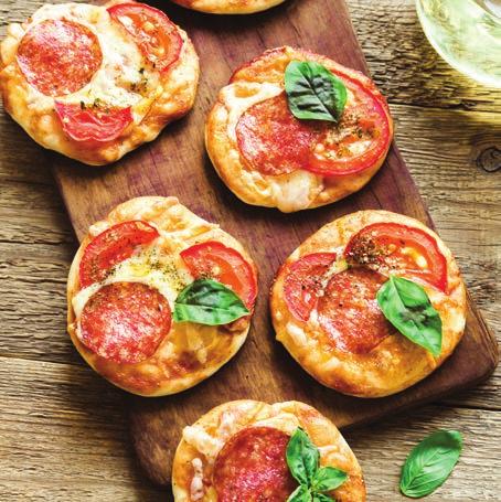 Dětské mini pizzy 1 kg špaldové mouky 1 kostka droždí himalájská sůl a čerstvé bylinky dle chuti 400 g šunky s obsahem masa minimálně 90 % 400 g rajčat třtinový cukr 400 g sýra olivový olej 1 vajíčko