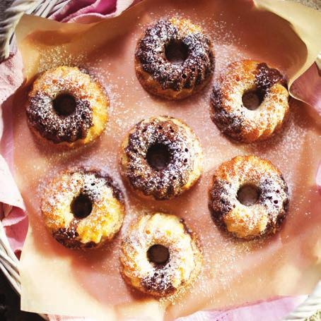 Tvarohové mini bábovky 300 g tvarohu 100 ml rostlinného oleje prášek do pečiva Přírodní sladidlo (použít můžete 200 g špaldové mouky 1 vajíčko javorový sirup, datlový sirup, třtinový cukr, kokosový