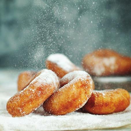 Fitness donutky 50 g jemně mletých ovesných vloček 2 vejce 3 lžíce čokoládového proteinu 5 lžic odtučněného tvarohu 1 banán prášek do pečiva Všechny ingredience vložte do stolního mixéru a rozmixujte
