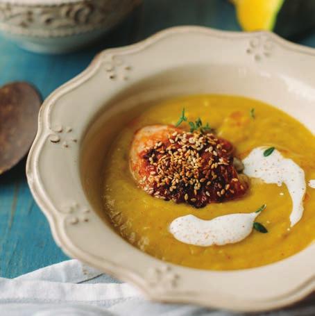 Kuřecí maso s dýňovým pyré 1 malá dýně 1 cibule čerstvé bylinky (perfektně se hodí 200 g kuřecích prsou 1 stroužek česneku například tymián) olivový olej sůl a pepř Dýni umyjte, rozkrojte a