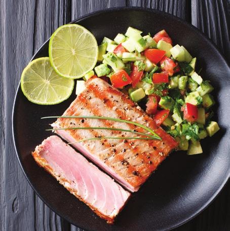 Steak z tuňáka 400 g tuňáka 200 g celeru olivový olej 400 g brambor 200 g mrkve čerstvé bylinky sůl a pepř Rozehřejte si pánev s olivovým olejem. Tuňáka důkladně omyjte a očistěte.