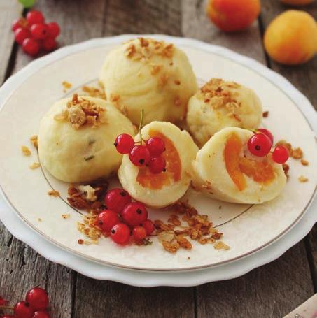 Dietní ovocné knedlíky 2 vejce 500 g celozrnné špaldové mouky jahody 2 balení měkkého odtučněného tvarohu třtinový cukr ( můžete nahradit jakýmkoliv jiným přírodním sladidlem) Do mísy vložte
