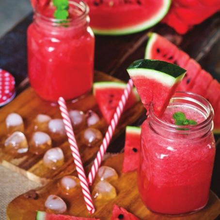 Osvěžující melounové smoothie se špenátem 400 g melounu šťáva ze 2 citronů čerstvá máta šťáva ze 2 limetek hrst čerstvého špenátu Všechny ingredience vložte do stolního mixéru a mixujte do té doby,