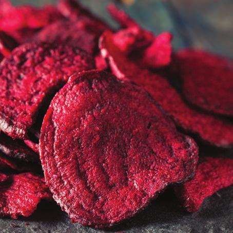 Extra zdravé chipsy z celeru a červené řepy 500 g červené řepy 500 g celeru koření dle chuti (rozmarýn, bazalka, tymián, ) Řepu a celer oloupejte a nakrájejte na přibližně 1 mm silné plátky.