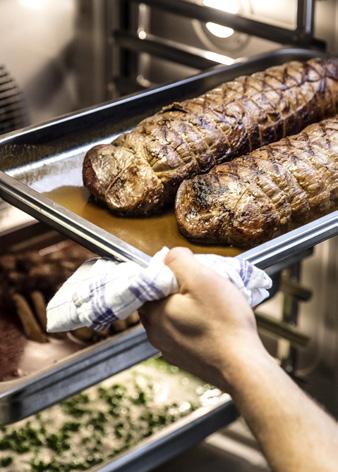 Komfortní vaření bez rizika úrazů Zásuvy napříč zajistí bezpečnou manipulaci s gastronádobami a perfektní přehled nad průběhem vaření v jednotlivých zásuvech.