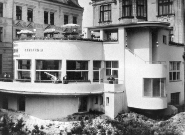 22. V ROCE 1933 BYLA VE MĚSTĚ POSTAVENA PROSLULÁ KAVÁRNA. Jednalo se o polokruhový objekt ve funkcionalistickém stylu, na střeše byla návštěvníkům k dispozici vyhlídková terasa.