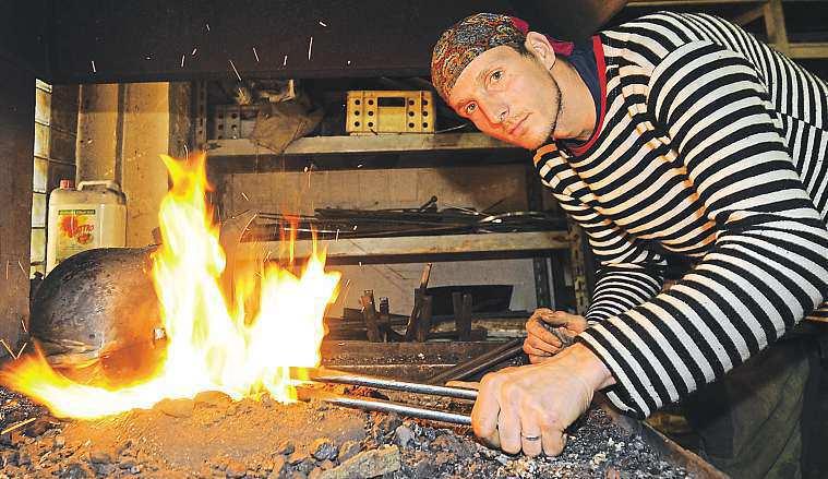 6 5. září 2014 Teplicko Meče od platnéře zústí držel ve Po celém světě znají zlaté české ručičky Stanislava Proška.Jeho zbroj azbraně používají herci ihistorické skupiny.