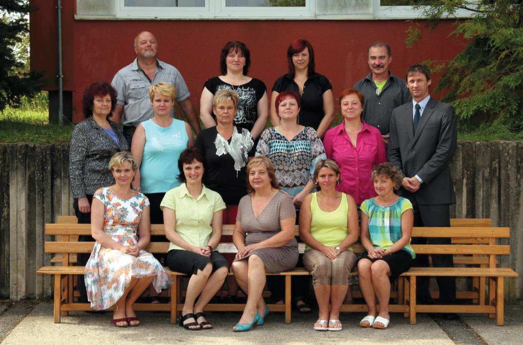 Přehled nepedagogických pracovníků školy Ostatní pracovníci Zařazení Přibylová Libuše VŠ ekonomka Zemenová Petra ÚSO personalistka Poustka Milan ÚSO správce budov Matějka Jindřich SOU pomocný školník