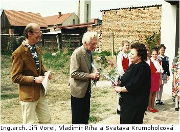Dole byla umístěna hospoda a řeznictví. V patře pak taneční sál, který sloužil i pro účely divadelní a sněmovní a to v době, kdy vyhořela radnice.