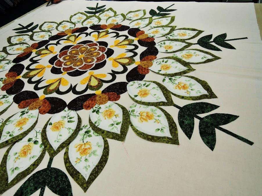 Jak se rodí mandaly Naše první šitá mandala spatřila světlo světa začátkem roku 2017. Její autorka Danuše Březinová, se s ní umístila na patchworkové výstavě ve Fulneku na 4.