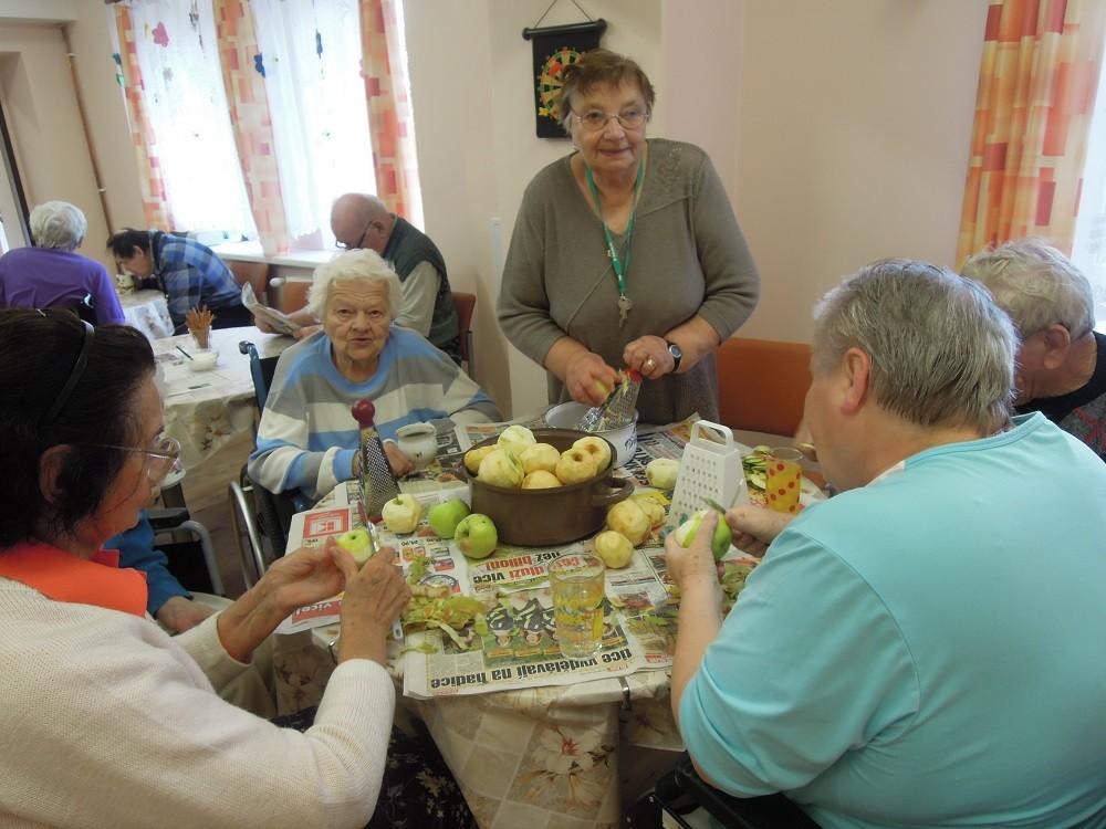 Budova C je dvoupodlažní, bezbariérová, celkově zrekonstruovaná a poskytuje ubytování v jedno a dvoulůžkových pokojích s vlastním sociálním zařízením.