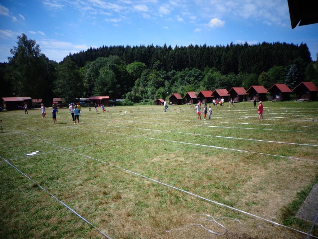 3.6.6 6. DEN Ráno Při rozcvičce si vedoucí zahrál na spícího medvěda. Ostatní děti z oddílu byly myšky, které se k medvědovi pomaloučku přibližovaly a slovně se ho snažily vzbudit.