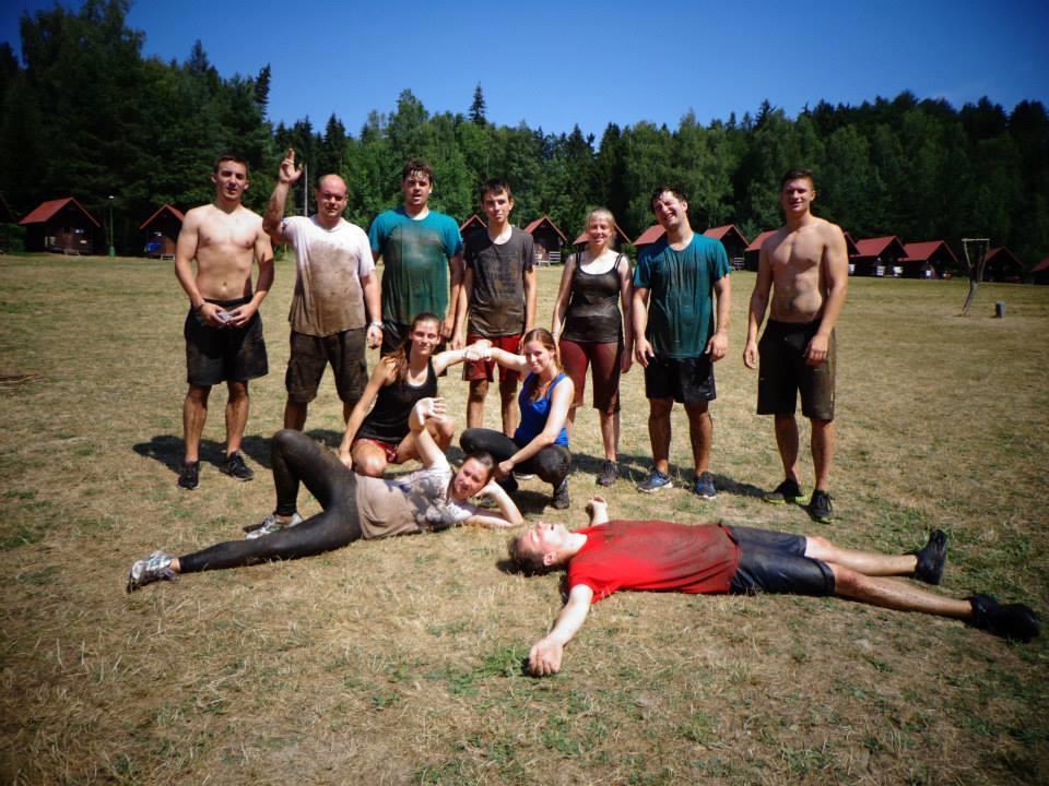 Obrázek 25 Vedoucí po překonaném závodu Odpolední program Odpolední Spartan race byl pro mladší děti, a proto byl jen v areálu tábora.