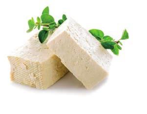 Na stejné pánvičce osmahneme marinované tofu, už není třeba přidávat žádný tuk.