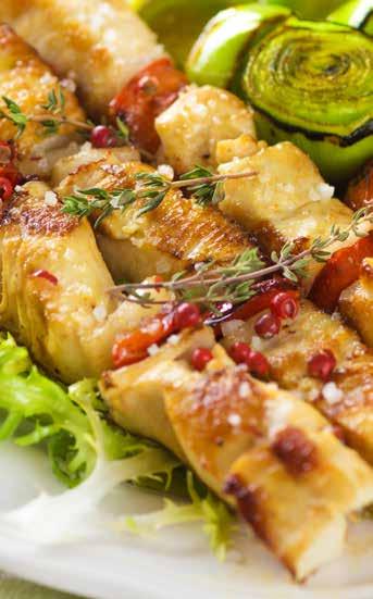 GRILOVANÉ KURACIE ŠPÍZY INGREDIENCIE: 3 citróny, odšťavené 3 strúčiky cesnaku, prelisované 4 lyžice sušeného kôpru 1 kg kuracích pŕs bez kosti a kože, pokrájaných na rovnaké kúsky 1 žltá cibuľa,