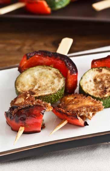 CUKETOVÉ ŠPÍZY SO SYROM HALLOUMI INGREDIENCIE: 1 lyžička chilli prášku menšia hrsť mäty, nasekanej kôra a šťava z 1 citróna 2 lyžice extra panenského olivového oleja 2 cukety, pokrájané na 1 cm