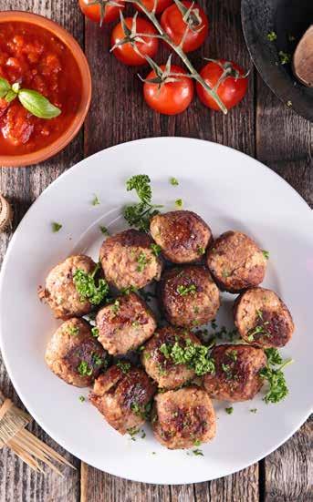 MASOVÉ GUĽKY NA TALIANSKY SPÔSOB SO SYROM PECORINO A PARMEZÁNOM : INGREDIENCIE: 500 g mletého hovädzieho mäsa 250 g mletého bravčového mäsa 1/3 šálky nastrúhaného parmezánu 2 strúčiky cesnaku,