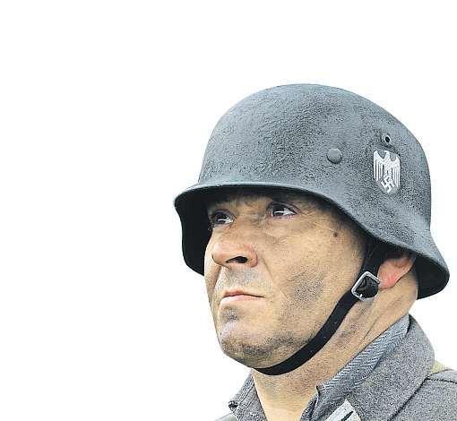 Česká republika 5. května 2017 11 Na hlavách je nosili ti, kteří toužili ovládnout svět. Poprohrané válce však helmy nacistického Německa sloužily jako hrnce, cedníky nebo ijako nočníky.