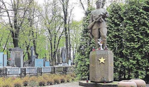 FOTO PETR ŠAŠEK, EVA JAROŠOVÁ Hrobů veteránů od Tobruku či Dukly adalších vojáků je ve středních Čechách přes tři tisíce. Pečují oně nadšenci, obce ispolky.