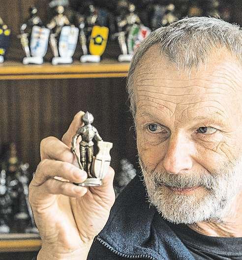 Přesto jich má Jan Žufníček zprahy doma tisíce. Výrobou vojáčků, rytířů či zbraní se živí už od roku 1985.