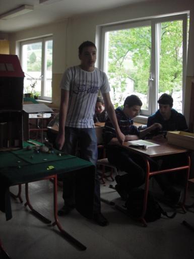 pozorne sledujú jednotlivé