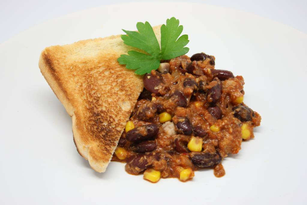 Chilli con carne s kousky sumečka Rostlinný olej 100 100 Cibule 300 255 Česnek 15 13 Červená fazole sterilovaná Podravka 1500 1500 Rajčata krájená Podravka 350 350 Kukuřice sterilovaná Podravka 200