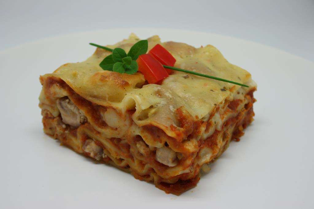 Lasagne se sumečkem africkým Olej rostlinný 50 50 Cibule 300 255 Česnek 10 9,5 Rajčata krájená s olivovým olejem a česnekem Podravka 400 400 Rajčatový koncentrát Podravka 100 100 Sůl Lagris 10 10