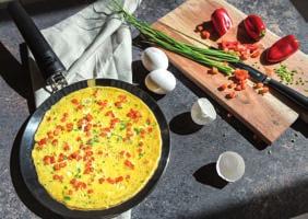 opan Všetko z vajec! Zeleninová fritatta Plnená omeleta 2 vajcia Soľ, korenie Zelenina, napr. paprika alebo cukina Čerstvá pažítka 1 ČL tuku, oleja alebo masla 1.