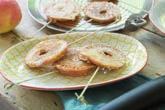 Lahodné palacinkové variácie: Jablkové kolieska TIP NA SERVÍROVANIE PRE DETI 1. Pripravte cesto podľa základného receptu a pridajte doň 1 lyžičku škorice. 2.