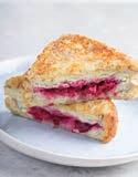 Francúzsky toast s prekvapením Na 4 kúsky 8 plátkov toastového chleba 4 ČL čokoládového krému 1 banán 3 vajcia 50 ml mlieka 1. Polovicu toastov potrite čokoládovým krémom a obložte kolieskami banánov.