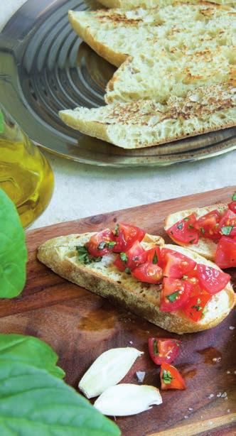 Toasty & Snacky opan Talianska bruschetta Na 12 kúskov 12 malých krajcov bieleho chleba (napr. ciabatta) 3 paradajky 2 strúčiky cesnaku Soľ, korenie 5 PL olivového oleja Niekoľko lístkov bazalky 1.