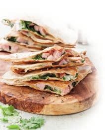 Svet placiek opan Piadina Na 9 kúskov 500 g múky 100 g bravčovej masti 1 štipka prášku do pečiva 1 PL soli 150 ml vlažnej vody 150 ml vlažného mlieka 1.