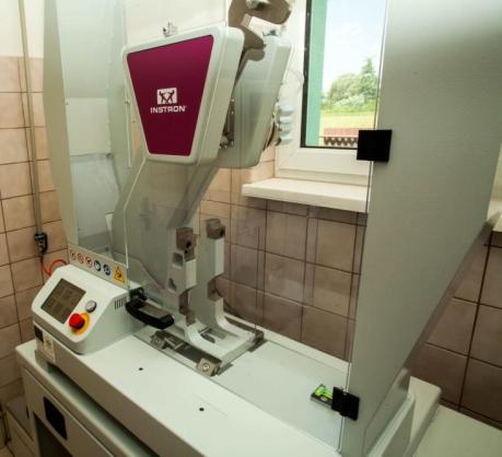 Meranie rázovej húževnatos metódou Sharpy kladivo do 50 J rázová a vrubová húževnatosť podľa