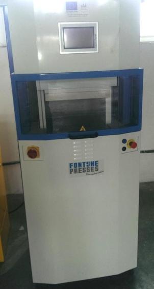 Hydraulický lis plocha dosiek 400x400 mm elektrický ohrev do 300 C uzatváracia sila do 600 kn rýchlosť