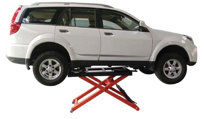 MOBILNÍ HYDRAULICKÝ NŮŽKOVÝ ZVEDÁK PROFITOOL OL - 3 T Obsahuje manuální bezpečnostní západky. Vhodný pro dílny s omezeným prostorem.