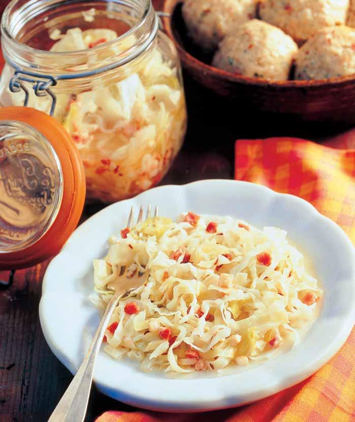 Kapustov alát so slaninou (na 3 poháre po 350 ml) 200 g slaniny nakrájanej na kúsky 500 g nasekanej bielej kapusty 1 lyïica rasce Zálievka: 1/4 l vody 150 ml jablãného octu 1 lyïica kry tálového