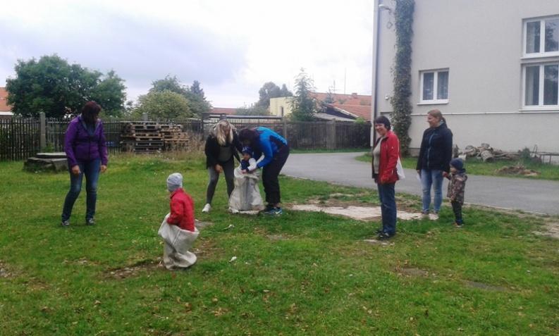 Děti si mohly vyzkoušet střelbu ze vzduchovky, skok v pytli či malování poslepu. Věříme, že si všichni, včetně rodičů, užili příjemné odpoledne. A zpátky do práce.